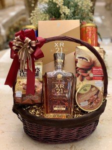 กระเช้าของขวัญ Holiday Deluxe Basket Set 4 ? Johnnie Walker XR 21 ปี