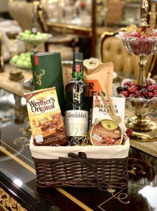 กระเช้าของขวัญ Sweet Wishes Basket Set Glenfiddich 12 Year Old Scotch Whisky (750ml)